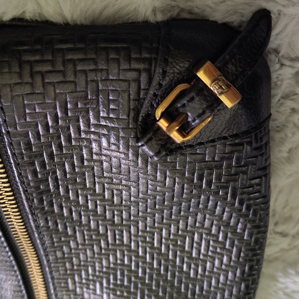🖤 Elliott Lucca Black and Gold Crossbody Zipper Bag. Very Cool 😎 - Picture 3 of 16